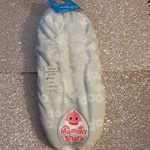 PINKFONG MOMMY SHARK SLIPPERS